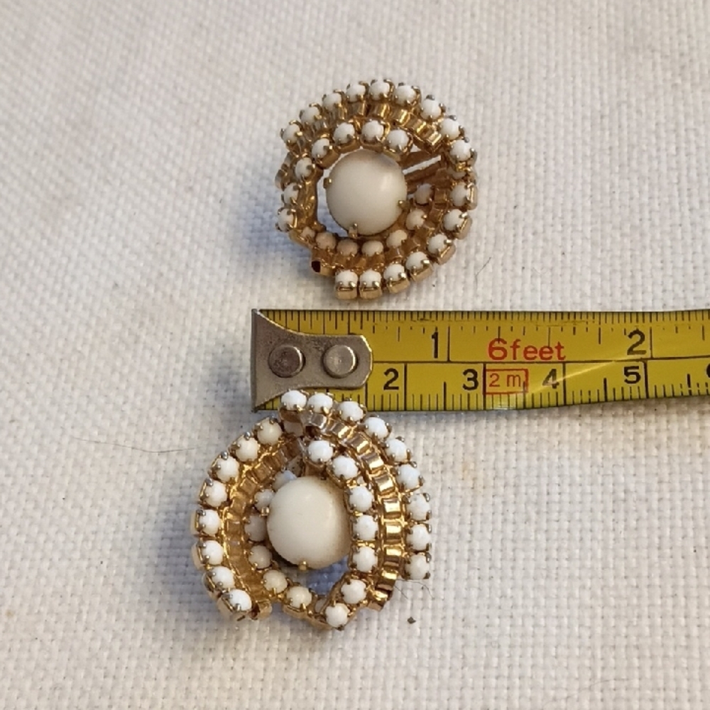 Gold and White Beaded Statement Necklace Set, Maybe Milk Glass? Hobe? Vintage! - Picture 4 of 5